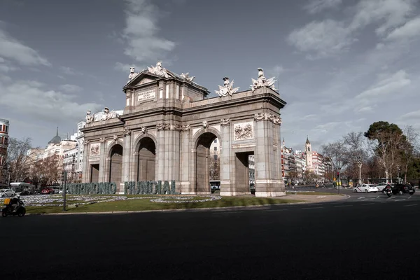 Madrid Spain Feb 2022 Puerta Alcala Neo Classical Gate Plaza — стоковое фото