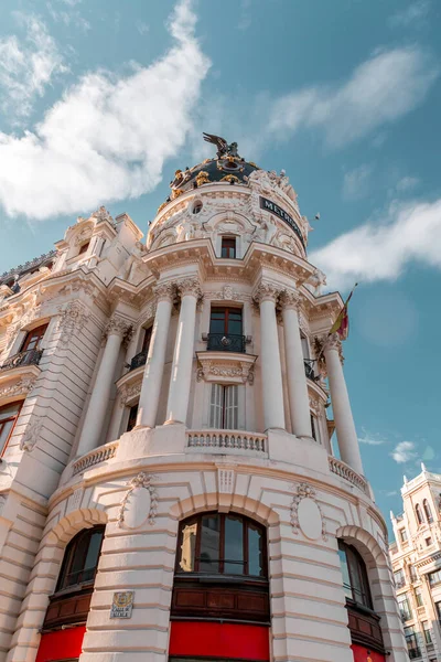 西班牙马德里 Feb 2022 大都会大厦 Metropolis Building 是马德里的一座办公大楼 位于阿尔卡拉和格兰大道交汇处 首映于1911年 由Jules和Raymond — 图库照片