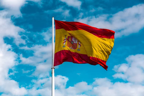 Іспанський Прапор Розмахує Ясним Блакитним Небом — стокове фото