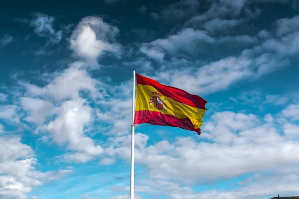 Spanische Flagge Weht Klaren Blauen Himmel — Stockfoto