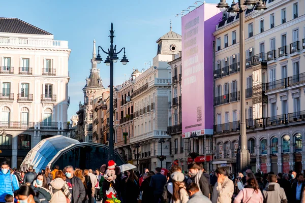 スペイン マドリード 2022年2月19日 プエルタ Puerta Del Sol マドリードで最も有名で忙しい場所の1つです スペインの道路の放射状ネットワークの中心部 — ストック写真