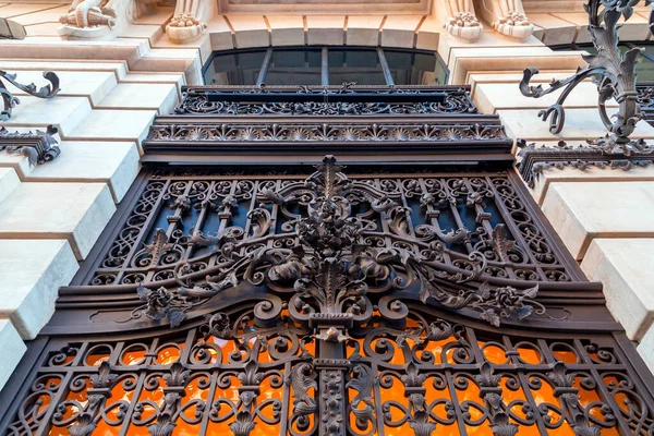 Παλιά Και Όμορφη Πόρτα Περίτεχνη Κλασική Αρχιτεκτονική Λεπτομέρεια — Φωτογραφία Αρχείου