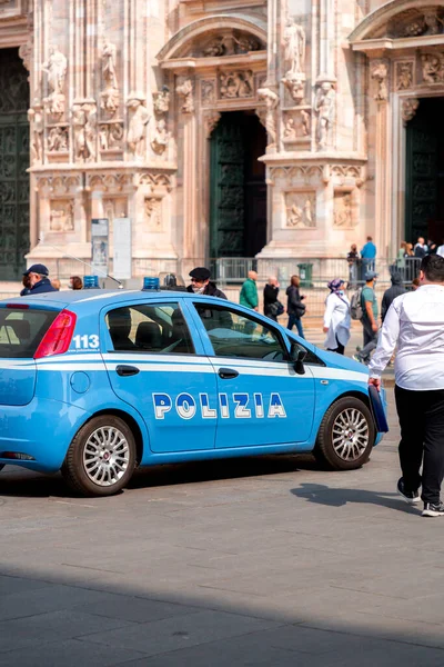 Милан Италия Марта 2022 Года Полицейская Машина Патрулирует Площадь Дуомо — стоковое фото