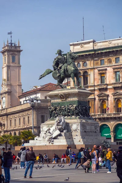 Милан Италия Марта 2022 Года Конная Статуя Исторические Здания Вокруг — стоковое фото