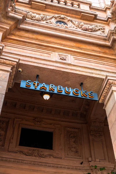 Milán Italia Marzo 2022 Entrada Reserva Starbucks Milán Situado Palazzo —  Fotos de Stock