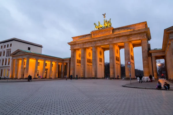 ベルリン ドイツ 2021年12月15日 ドイツの首都ベルリンのブランデンブルク門またはブランデンブルク トアの有名なランドマーク — ストック写真