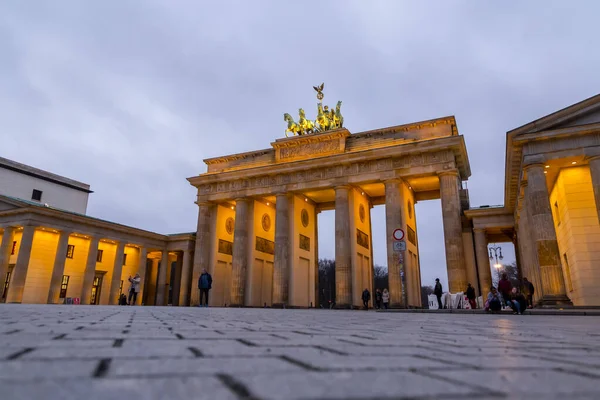 ベルリン ドイツ 2021年12月15日 ドイツの首都ベルリンのブランデンブルク門またはブランデンブルク トアの有名なランドマーク — ストック写真