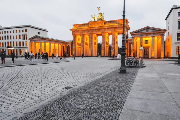 ベルリン ドイツ 2021年12月17日 ドイツの首都ベルリンのブランデンブルク門またはブランデンブルク トアの有名なランドマーク — ストック写真