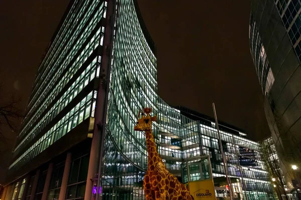 Берлин Германия Dec 2021 Огромная Пластиковая Статуя Жирафа Перед Центром — стоковое фото