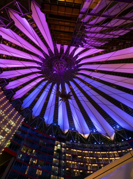 ベルリン ドイツ Dec 2021 ソニーセンターはヘルムート ヤーンによって設計されたベルリンのポツダム広場に位置する8つの建物のソニー後援の複合体です — ストック写真