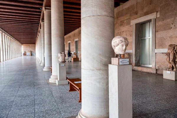 2021年11月25日 希腊雅典 古代艺术品陈列在雅典阿戈拉的一个被盖着的门廊上 — 图库照片