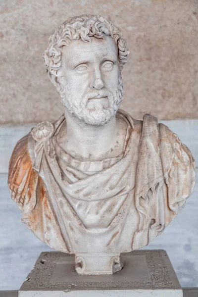2021年11月25日 希腊雅典 古代艺术品陈列在雅典阿戈拉的阿塔洛什体育场 Stoa Attalos 征服者Antoninus Pius — 图库照片