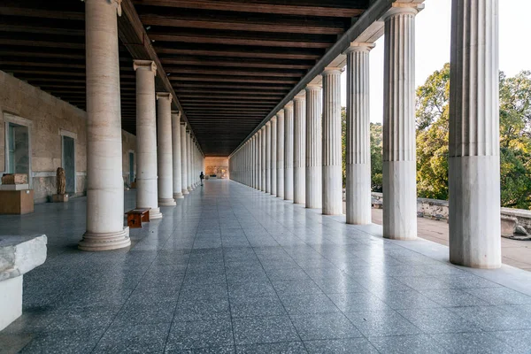 2021年11月25日 希腊雅典 阿塔罗斯广场 Stoa Attalos 是雅典Agora的一个被覆盖的门廊 1956年重建 设有古代Agora博物馆 — 图库照片