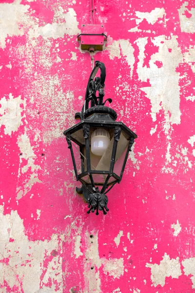 Régi Fémlámpás Utcai Lámpa Egy Kopott Sárga Falra Szerelve Athénban — Stock Fotó