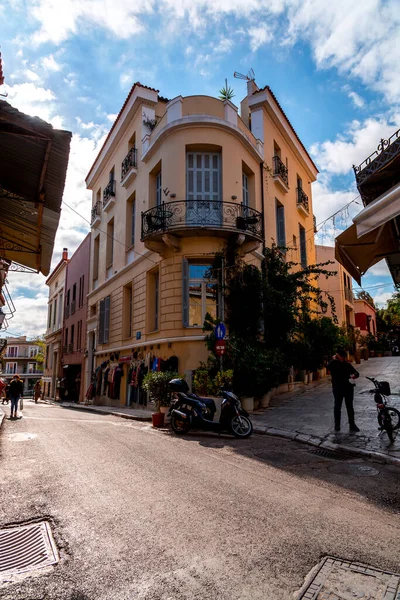 ギリシャ アテネ 11月2021 アテネ ギリシャの首都のプラカ地区の通りの典型的な建物 — ストック写真