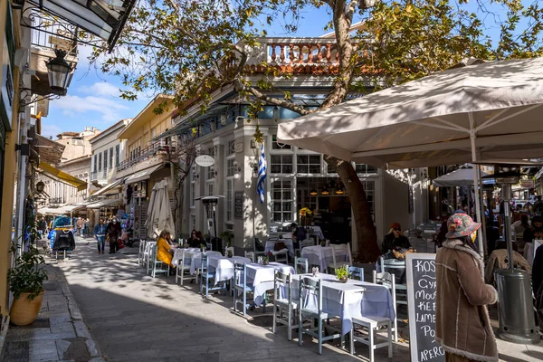 アテネ ギリシャ 11月2021 アテネ ギリシャの中心街の伝統的なギリシャ料理レストランの屋外席 — ストック写真