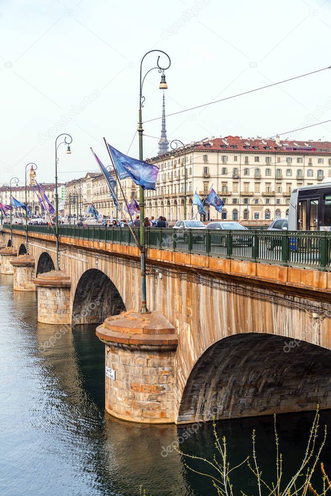 Turín, Italia - 27 de marzo de 2022: El puente Rey Umberto I es un puente sobre el río Po en 