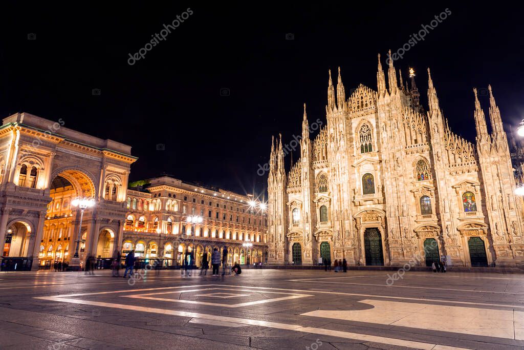 Milán, Italia - ABR 1, 2022: La Histórica Plaza Del Duomo, Piazza Del ...