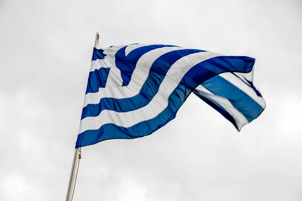 Gökyüzüne Doğru Bayrak Direği Sallayan Kumaş Yunan Bayrağı — Stok fotoğraf