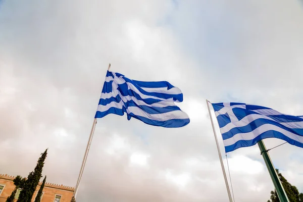 彩绘的希腊国旗在旗杆上迎风飘扬 — 图库照片