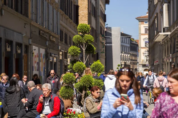 Florence Italy April 2022 People Walking Dei Calzaiuoli Most Central —  Fotos de Stock