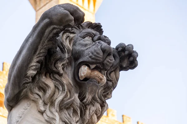 口の中に人間の頭を持つライオンの彫刻 Signoria広場に位置 フィレンツェ トスカーナ イタリア — ストック写真