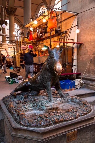フィレンツェ イタリア 2022年4月5日 ポルチェリーノ Porcellino イノシシの青銅製噴水の愛称 噴水の人形はバロック様式の巨匠ピエトロ タッカによって彫刻され 鋳造されました — ストック写真