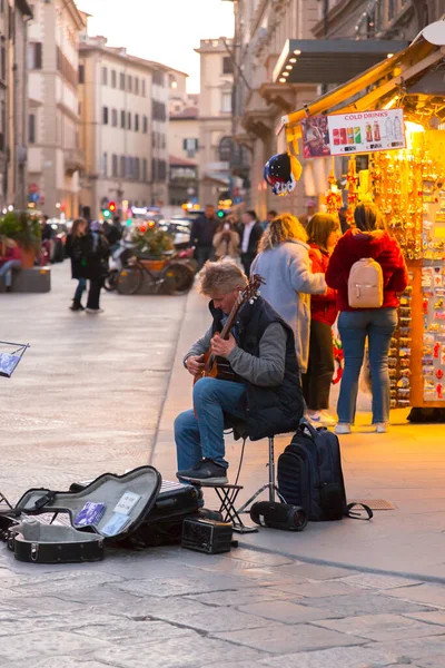 Florence Italy April 2022 Guitar Player Performing Duomo Square Florence — Foto Stock