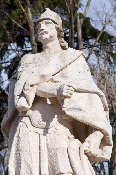 西班牙马德里 Feb 2022年6月16日 西班牙王室成员在西班牙首都马德里东方广场的雕像 威尔弗雷德 小仙女 Urgell伯爵 — 图库照片