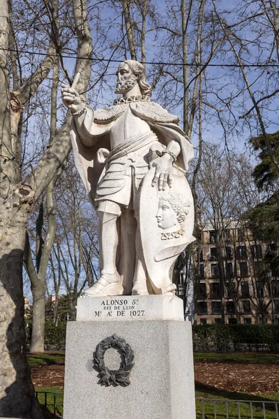 スペイン マドリード 2022年2月16日 スペインの首都マドリードのオリエンテ広場におけるスペイン王室の人物像 レオンのアロンソ5 — ストック写真