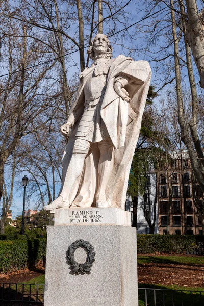 スペイン マドリード 2022年2月16日 スペインの首都マドリードのオリエンテ広場におけるスペイン王室の人物像 アラゴンのラミロ1世 — ストック写真