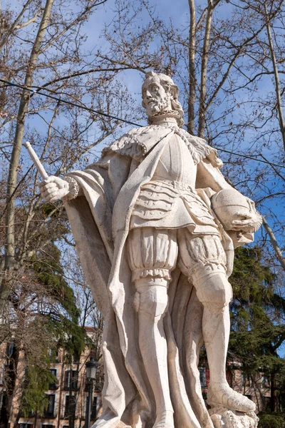 西班牙马德里 Feb 2022年6月16日 西班牙王室成员在西班牙首都马德里东方广场的雕像 卡斯蒂利亚的费尔南多一世 — 图库照片