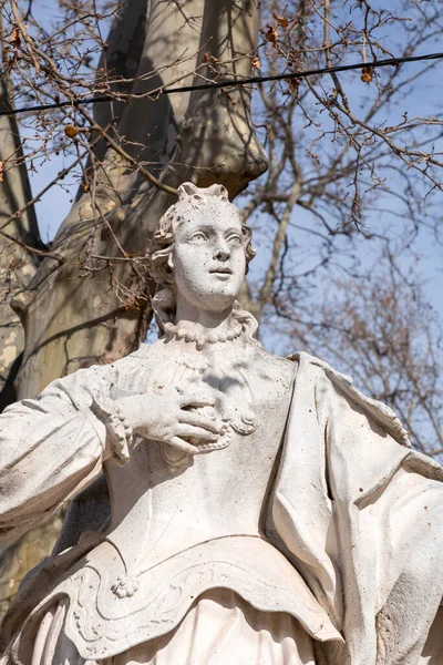 スペイン マドリード 2022年2月16日 スペインの首都マドリードのオリエンテ広場におけるスペイン王室の人物像 レオンのサンチャ — ストック写真