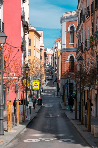 マドリード スペイン 2022年2月16日 スペインの首都マドリードの中心街にある一般的な建築と通りの景色 — ストック写真