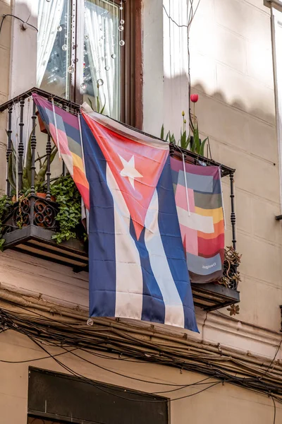 マドリード スペイン 2022年2月16日 プエルタ リカの旗と虹の旗がスペインの首都マドリードのチュエカ地区のバルコニーに掛けられた — ストック写真