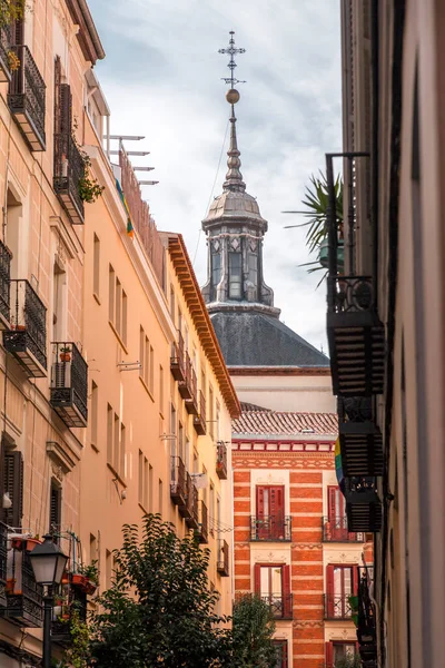 スペインの首都マドリードの中心街にある一般的な建築と通りの景色 — ストック写真
