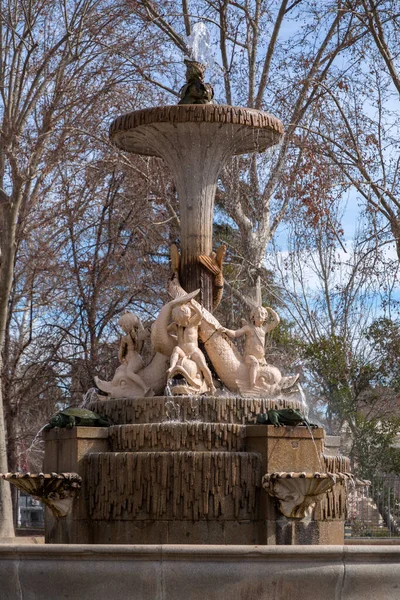 Фонтан Каменными Скульптурами Парке Ретиро Большой Городской Парк Мадриде Испания — стоковое фото