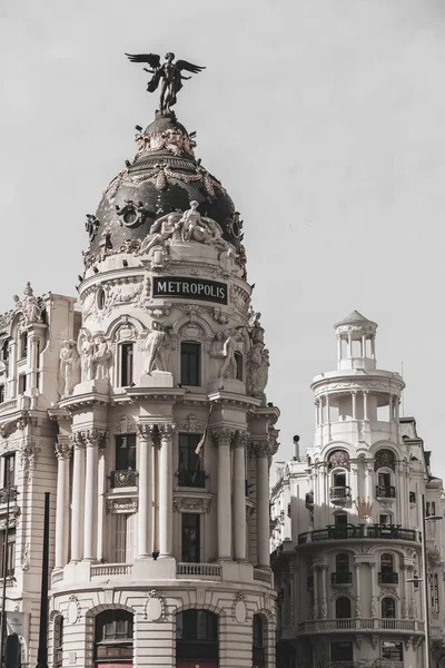 西班牙马德里 Feb 2022 大都会大厦 Metropolis Building 是马德里的一座办公大楼 位于阿尔卡拉和格兰大道交汇处 1911年开业 — 图库照片