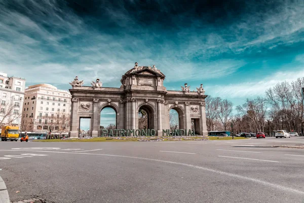 Madryt Hiszpania Lutego 2022 Puerta Alcala Jest Bramą Neoklasyczną Plaza — Zdjęcie stockowe
