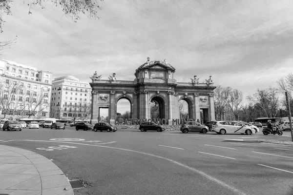 Madrid España Febrero 2022 Puerta Alcalá Una Puerta Neoclásica Plaza —  Fotos de Stock