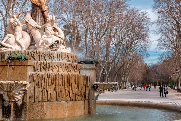 Madrid Spanien Februar 2022 Brunnen Mit Steinskulpturen Retiro Park Einem — Stockfoto