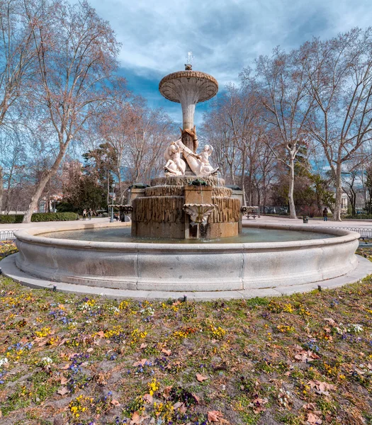 Madrid Espagne Février 2022 Fontaine Avec Sculptures Pierre Dans Parc — Photo