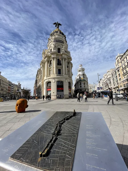 스페인 마드리드 Feb 2022 스페인 마드리드의 메트로 폴리스 전시되어 거리의 — 스톡 사진