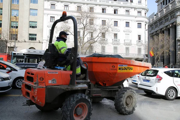 Madrid Spain Feb 2022 Construction Workers Repairing Road Alcala Street — Stock Photo, Image