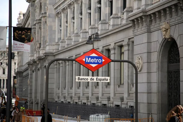 Madrid España Feb 2022 Señal Metro Logo Entrada Estación Banco —  Fotos de Stock