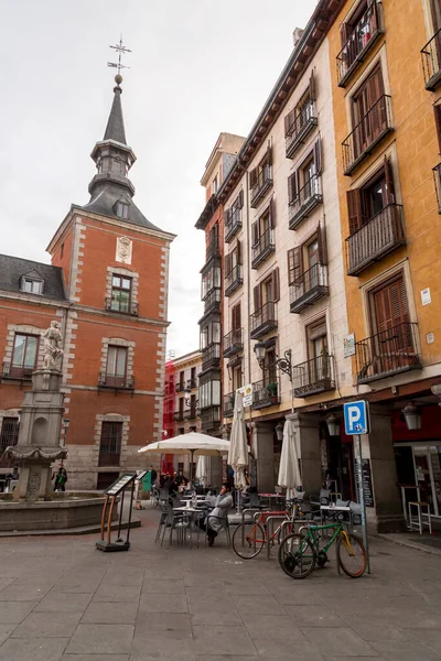 マドリード スペイン 2022年2月16日 スペインの首都マドリードの中心街にある一般的な建築と通りの景色 — ストック写真