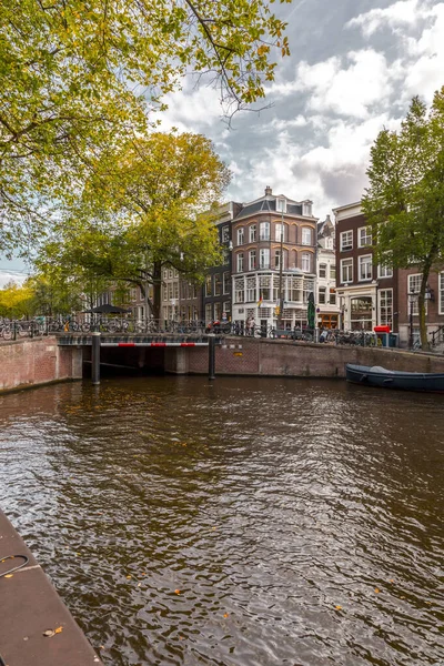 荷兰阿姆斯特丹 2021年10月11日 阿姆斯特丹的运河和典型的杜奇建筑 是欧洲最受欢迎的旅游胜地之一 — 图库照片