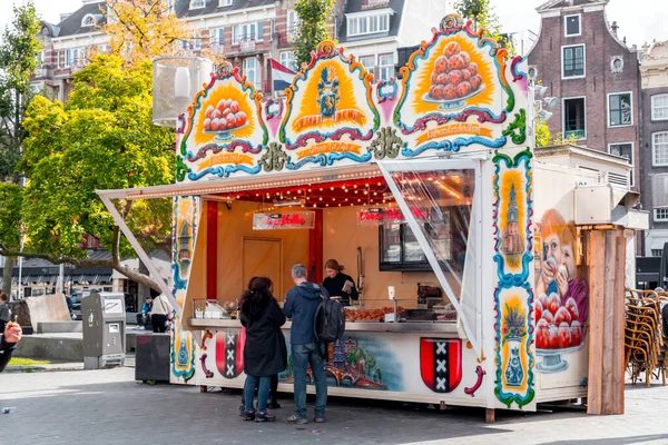 アムステルダム 2021年10月12日 オランダのアムステルダムで伝統的なオランダの軽食を販売する屋台 — ストック写真