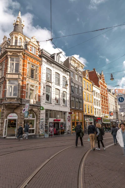 アムステルダム オランダ 10月11 2021 典型的なオランダスタイルの建物とアムステルダムの通りの景色と一般的な建築 アムステルダムはヨーロッパで最も訪問された観光地の1つです — ストック写真