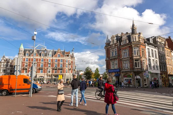 荷兰阿姆斯特丹 2021年10月11日 阿姆斯特丹的街道景观和通用建筑 具有典型的荷兰风格建筑 阿姆斯特丹是欧洲游客最多的旅游胜地之一 — 图库照片